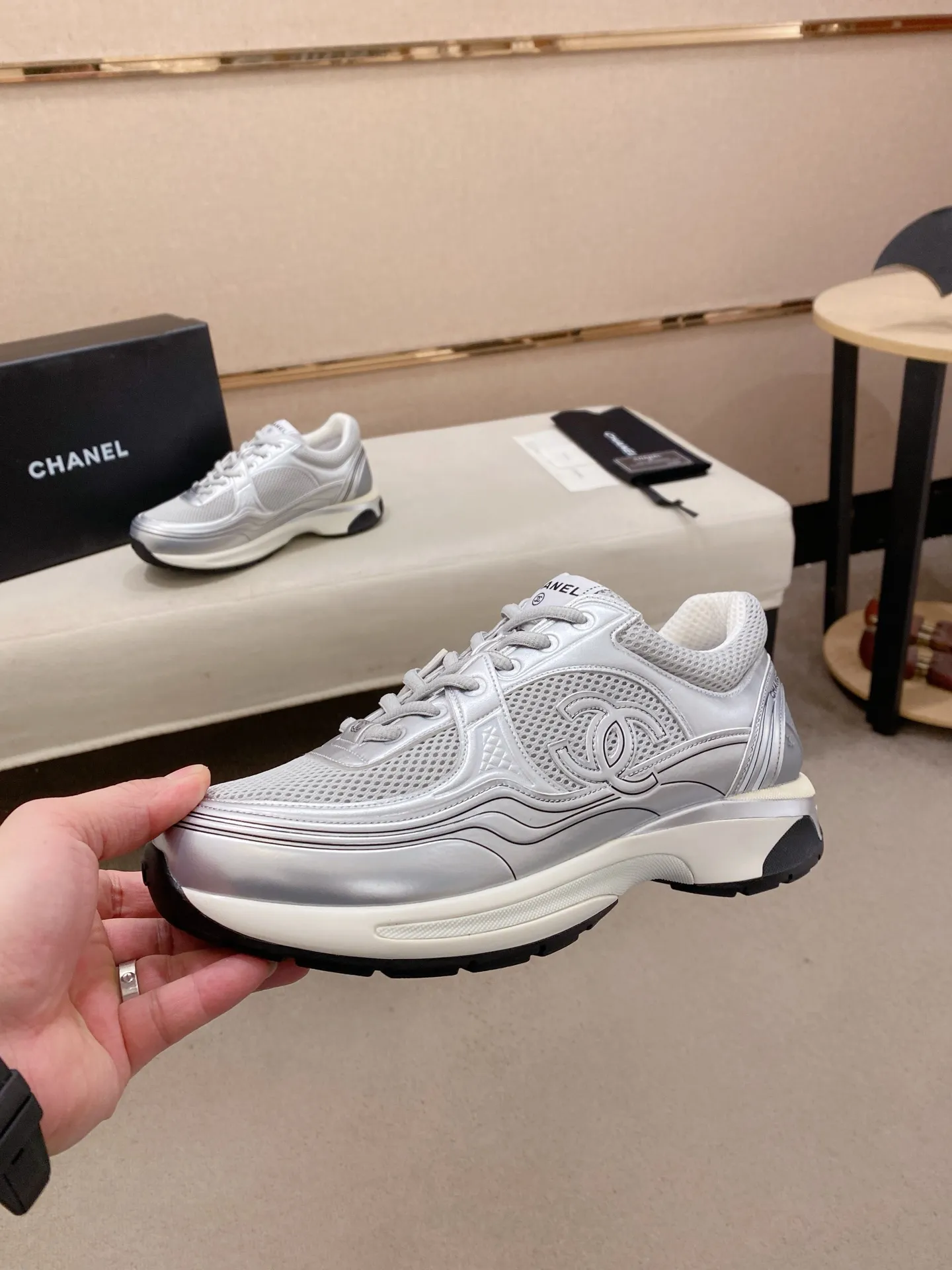 Factory price: 620💰 Chanel Chanel - 2026 counter top casual sports shoes This classic design; the upper is electro-embroidered with a variety of techniques; the outsole is fashionable and sporty; the extraordinary inclusion of a variety of color matching elements... The diversified mix and match is very beautiful and versatile, casual, fashionable, sports and outdoor can be taken into account... ꫛꫀꪝ Go➫ Material: ❶Upper is made of: Original imported high-mercerized smooth cow suede + special anti-mesh fabric ❷Inner use: original imported breathable mesh ❸Outsole based on: original TPU combination outsole Full set of boutique packaging for women 35–41 men 38-45
